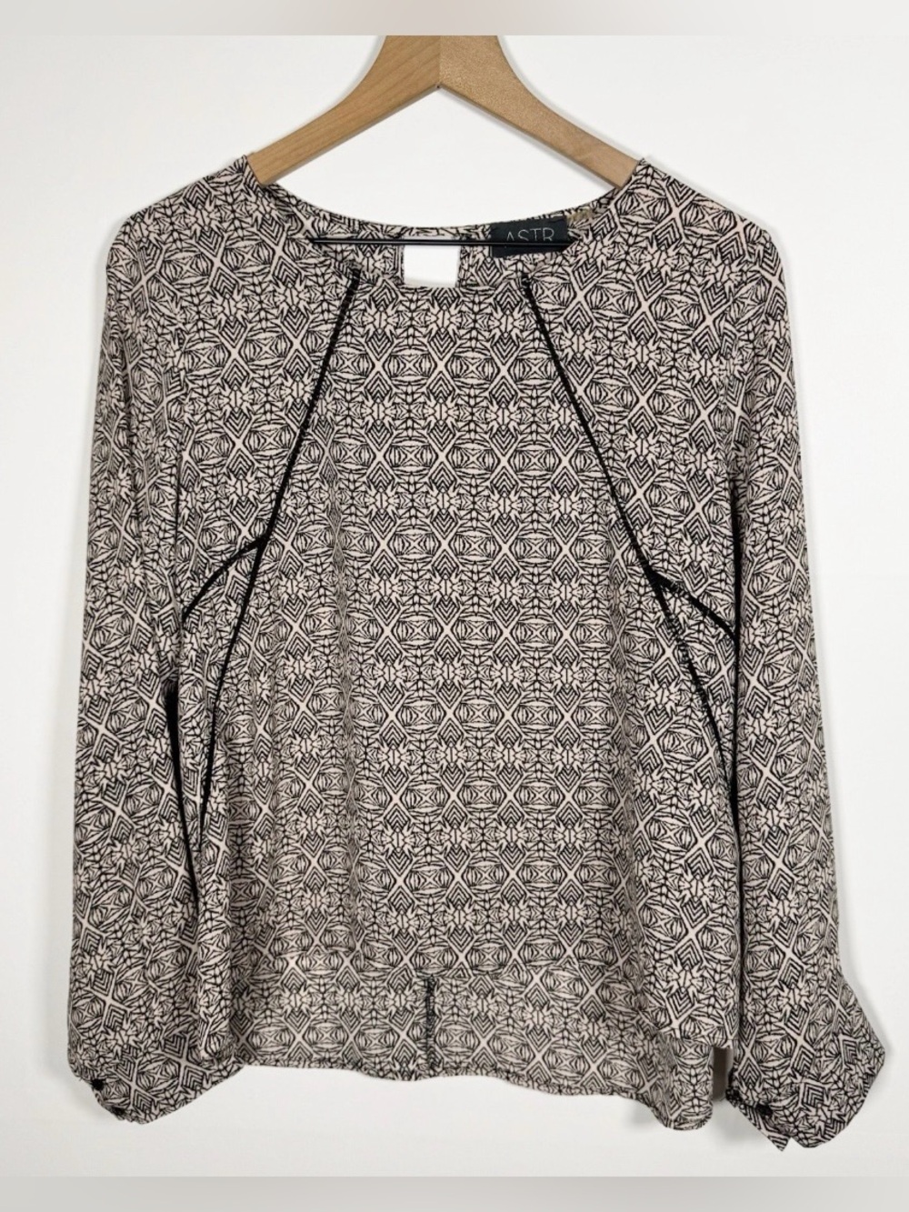 ASTR The Label Tan Black Geometric Diamond Print Drapey Long Sleeve Blouse Sz L